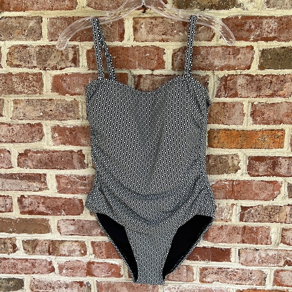 DKNY NWT one piece four way stretch bathing suit size XL in black & white print